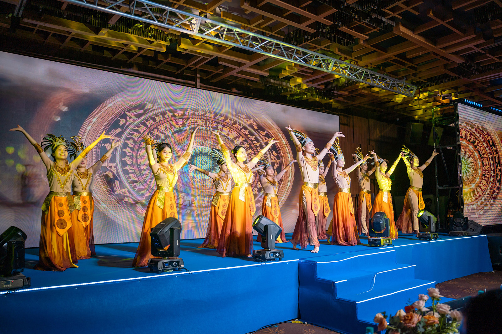 Xung Kích - IUH - Riverside Palace